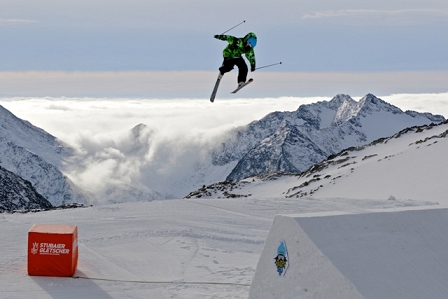 © 5 Stars Freeskier auf dem Sprung in 180° Drehung